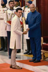 Manoj Bajpayee receiving Padma Shri