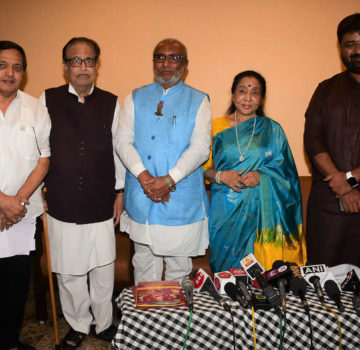 Asha Bhosle at 32nd foundation day of the Shri Swami Samarth Annachatra Trust (Akkalkot)