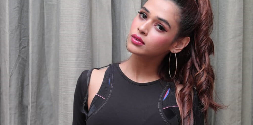 Shalmali Kholgade dance moves video to her song Querida Querido'