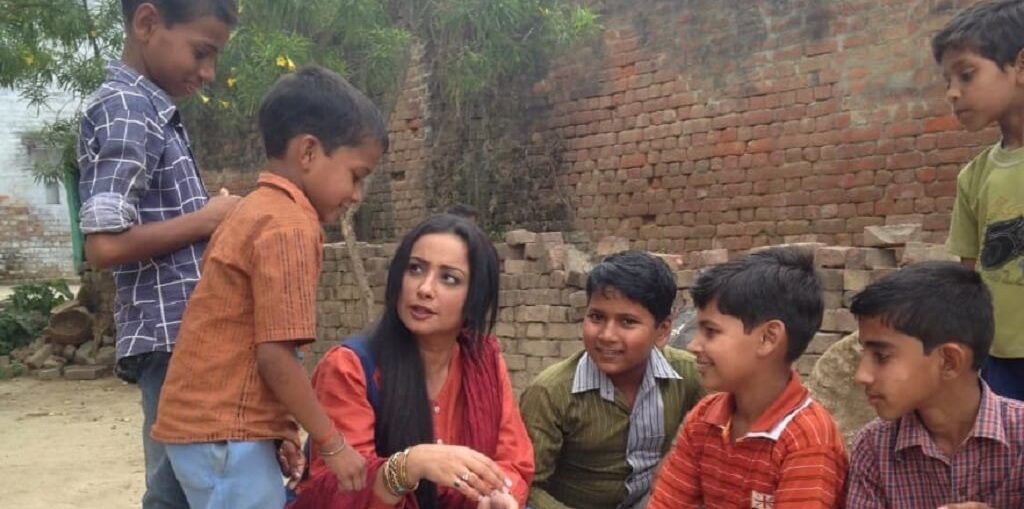 Divya Dutta Playing with the Kids On The Streets