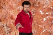 Sonu Nigam performing at world’s first live indoor music concert