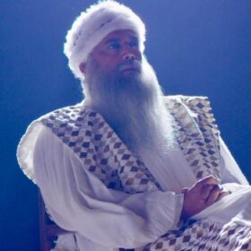 Ravikishan is playing Osho (2)