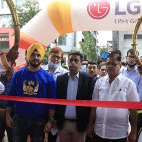 LG launches 38th Brand Shop in Mumbai Thane (4)