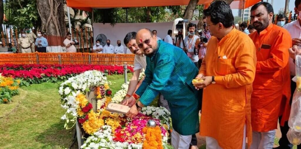 Minister Gulabrao at Balasaheb Thackeray's memorial.