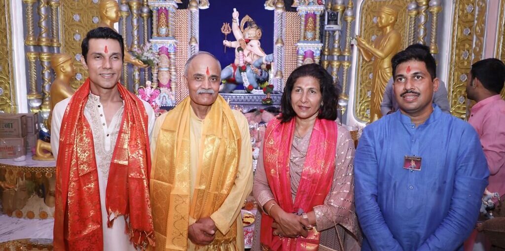 Randeep Hooda visits Shrimant Bhausaheb Rangari Ganpati