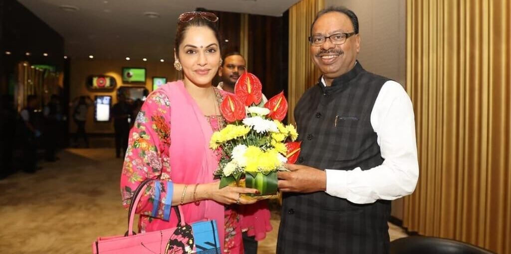 Special Screening of Isha Koppikar's Love You Loktantra for BJP Maharashtra President