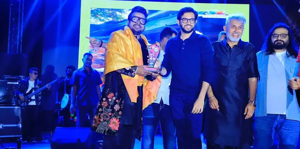 Singer Shahid Mallya shares a moment of pride on-stage with Aditya Thackeray